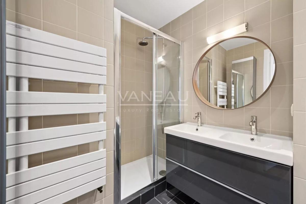 Paris XVIe - Auteuil - Appartement traversant en étage élevé.