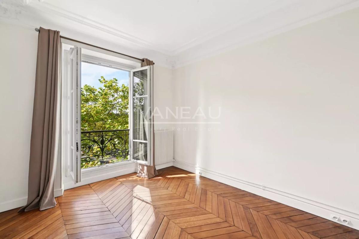 Paris XVIe - Auteuil - Appartement traversant en étage élevé.