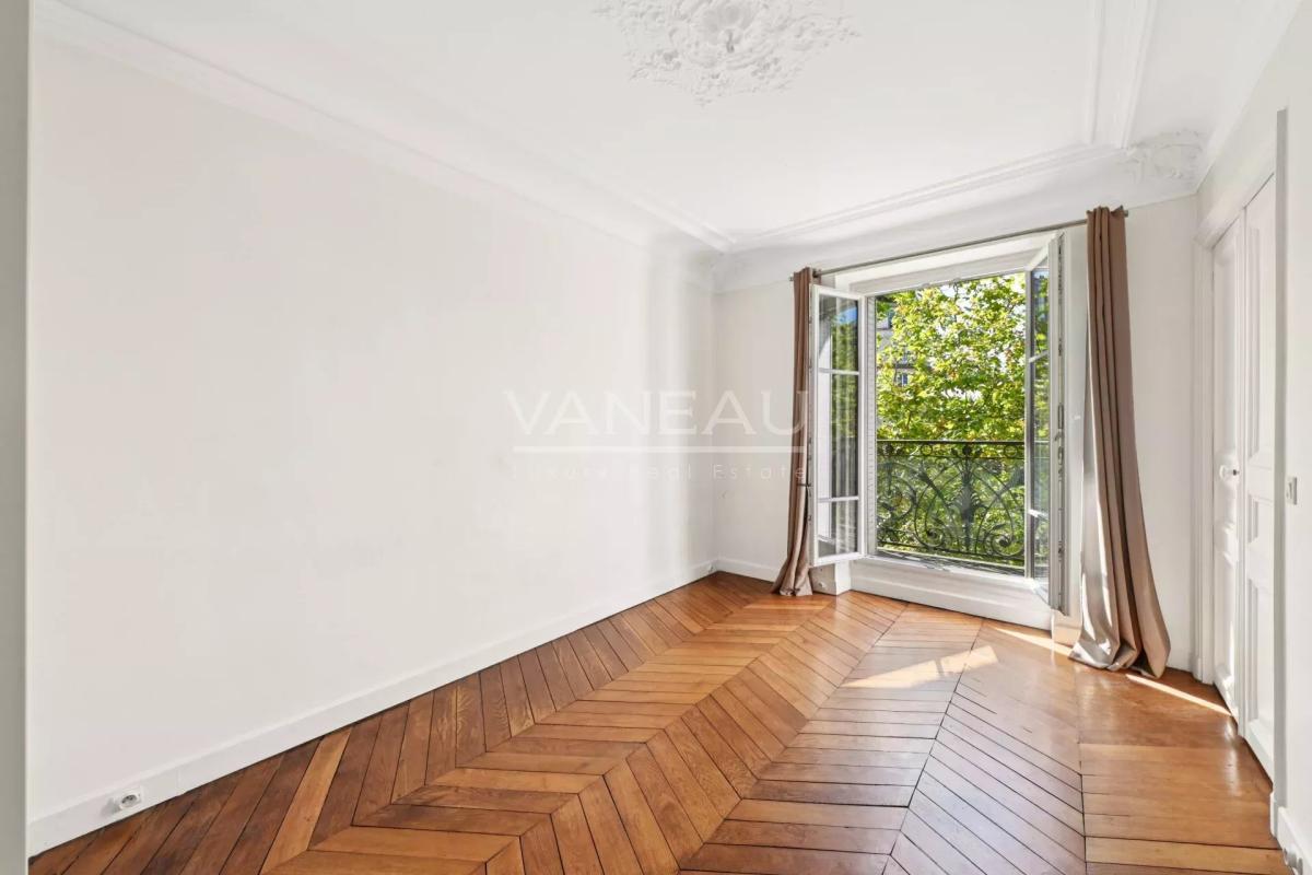 Paris XVIe - Auteuil - Appartement traversant en étage élevé.