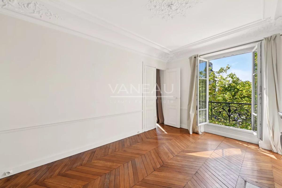 Paris XVIe - Auteuil - Appartement traversant en étage élevé.