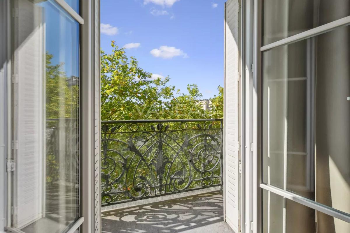 Paris XVIe - Auteuil - Appartement traversant en étage élevé.