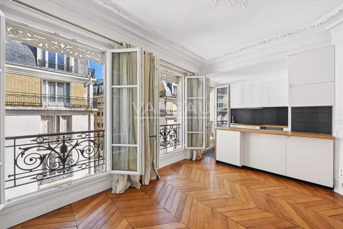 Paris XVIe - Auteuil - Appartement traversant en étage élevé.