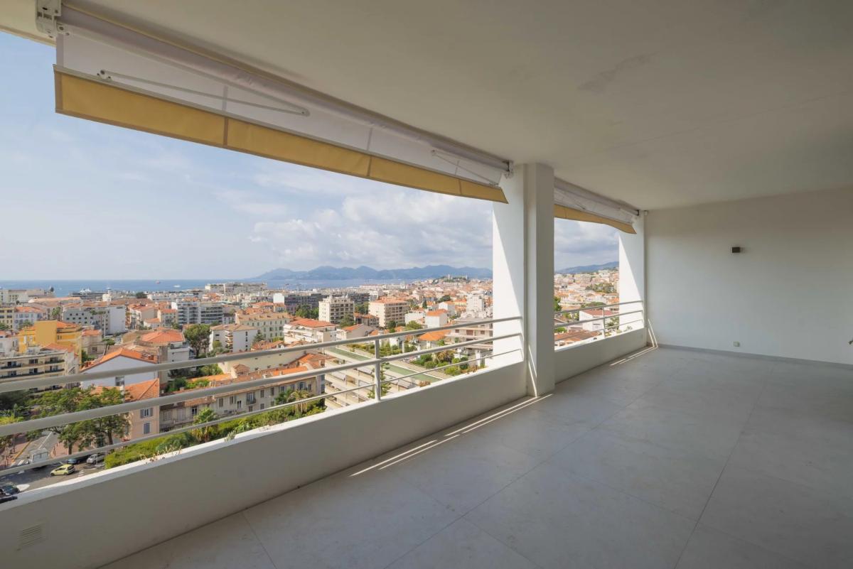 Cannes Montfleury – 4 pièces entièrement rénové avec vue mer pan