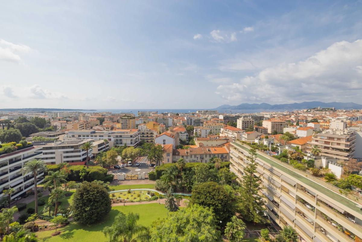 Cannes Montfleury – 4 pièces entièrement rénové avec vue mer pan