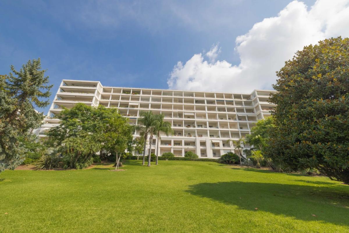 Cannes Montfleury – 4 pièces entièrement rénové avec vue mer pan