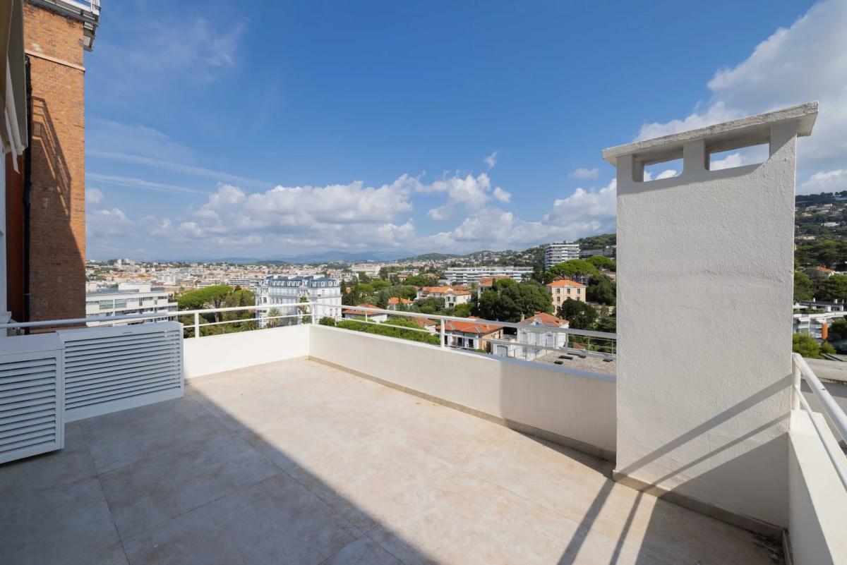 Cannes Montfleury – 4 pièces entièrement rénové avec vue mer pan