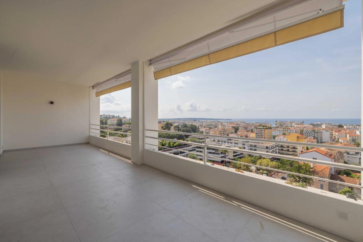 Cannes Montfleury – 4 pièces entièrement rénové avec vue mer pan