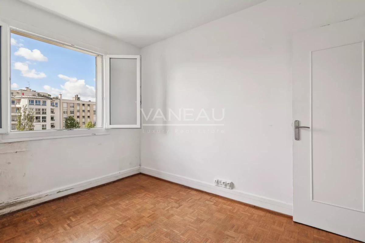 Dernier étage avec balcon et vue dégagée