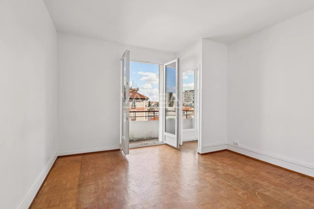 Dernier étage avec balcon et vue dégagée