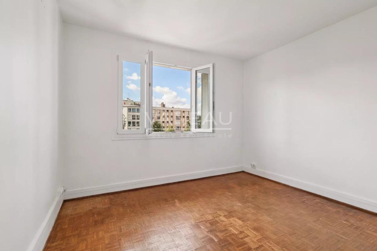 Dernier étage avec balcon et vue dégagée