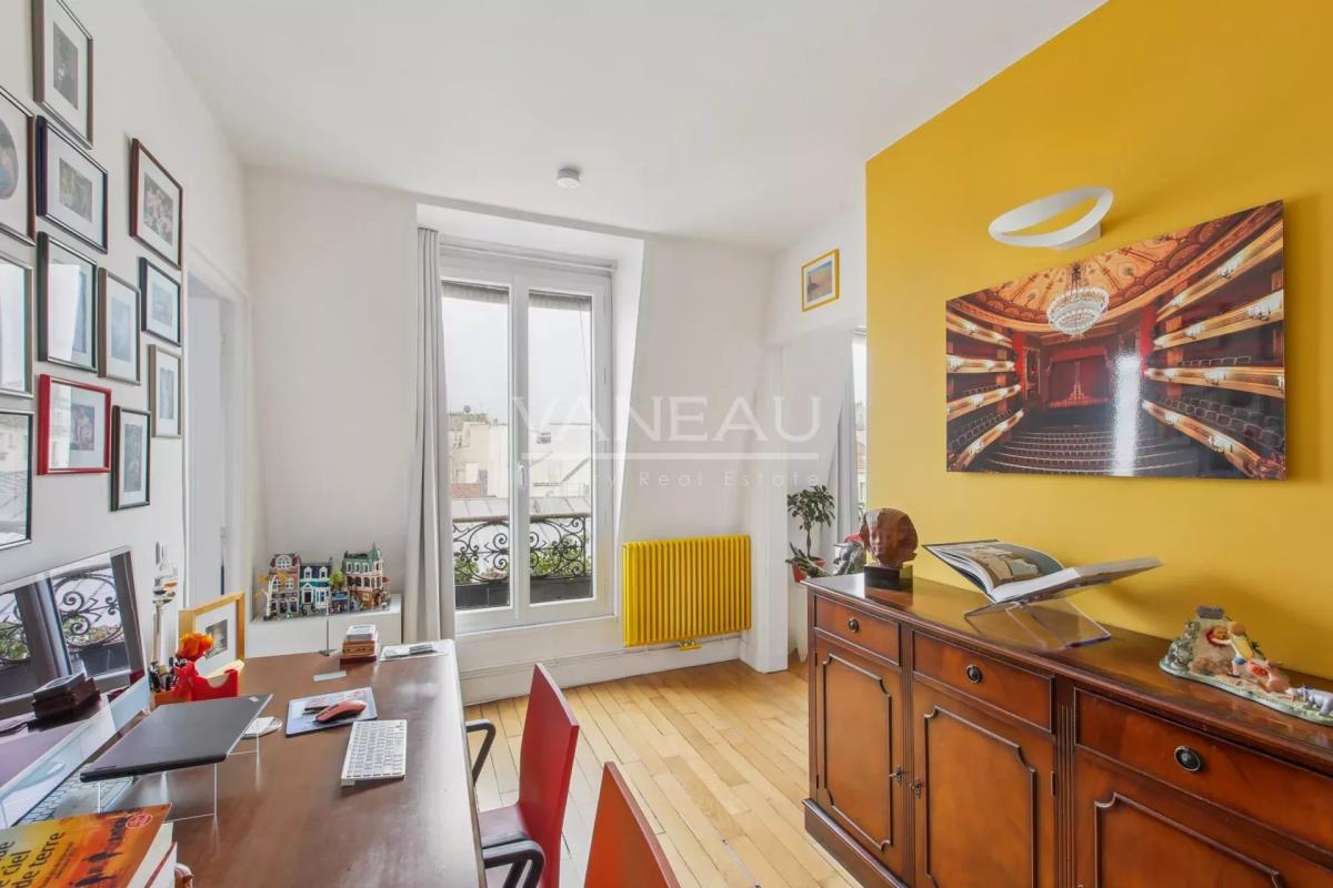 Paris IIème - Dernier étage avec ascenseur - vue dégagée