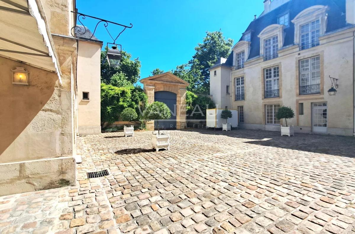 PARIS Ve - Archevêché / Maubert - Duplex en dernier étage avec v
