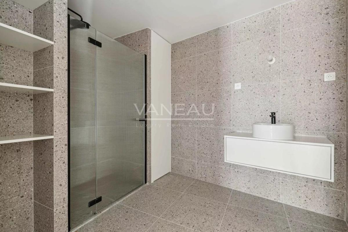 Maison neuve avec terrasse et jardin