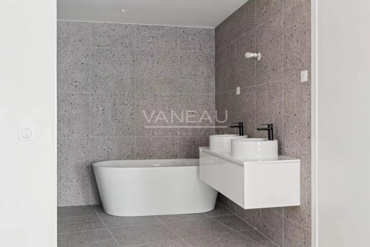 Maison neuve avec terrasse et jardin