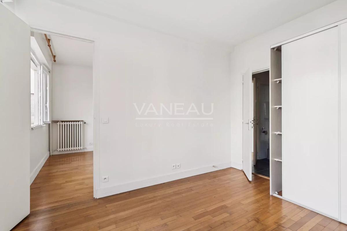 PARIS XV - Mairie : Appartement deux pièces avec vue dégagée