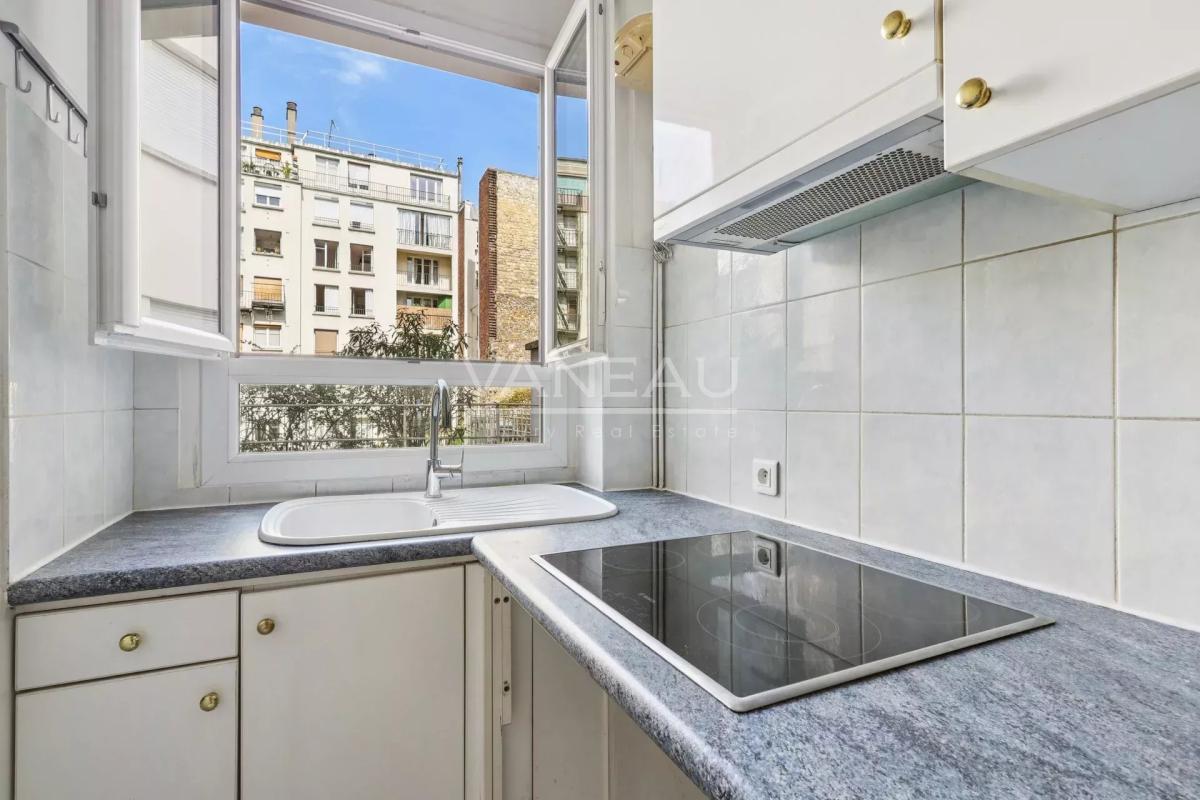 PARIS XV - Mairie : Appartement deux pièces avec vue dégagée