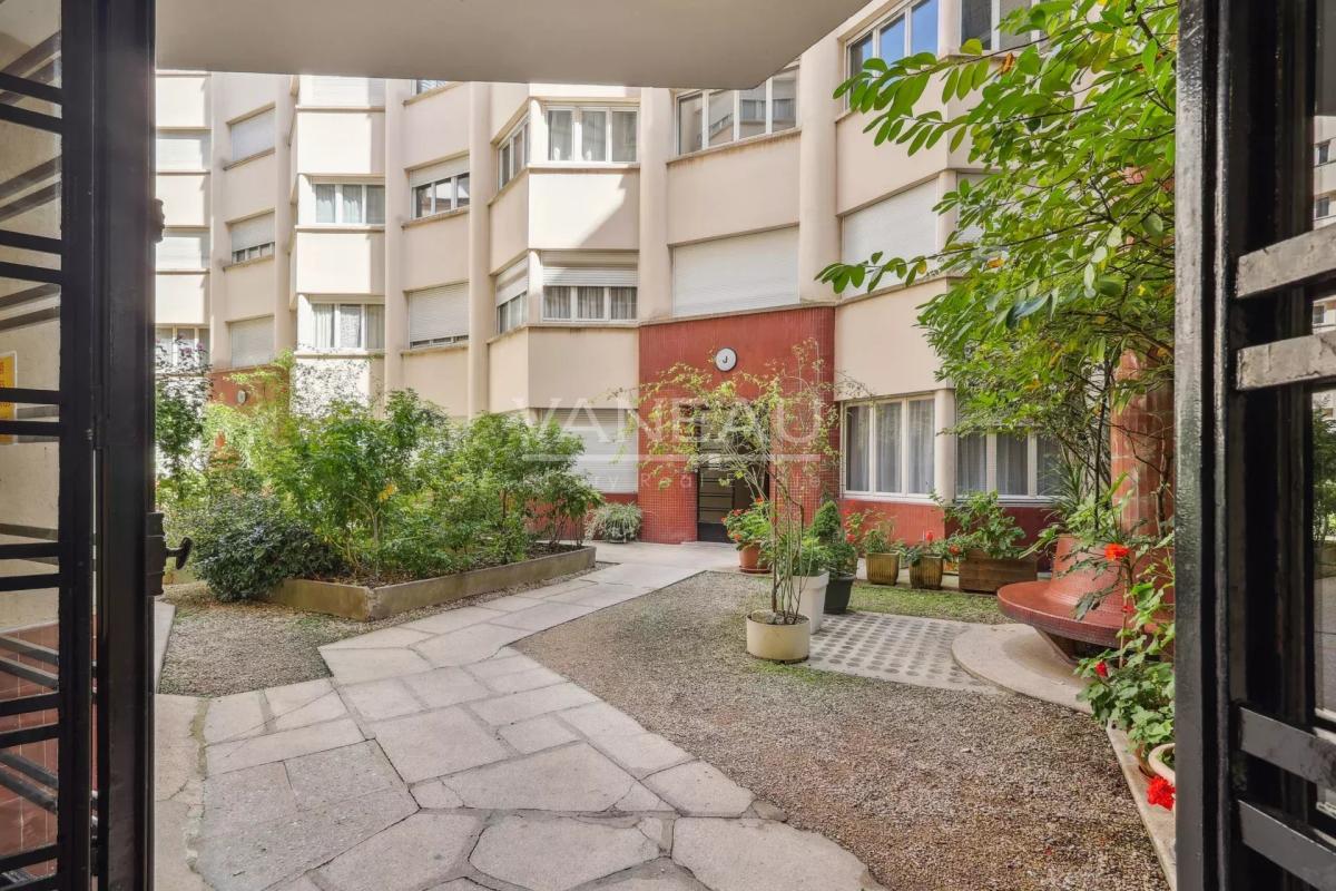 PARIS XV - Mairie : Appartement deux pièces avec vue dégagée