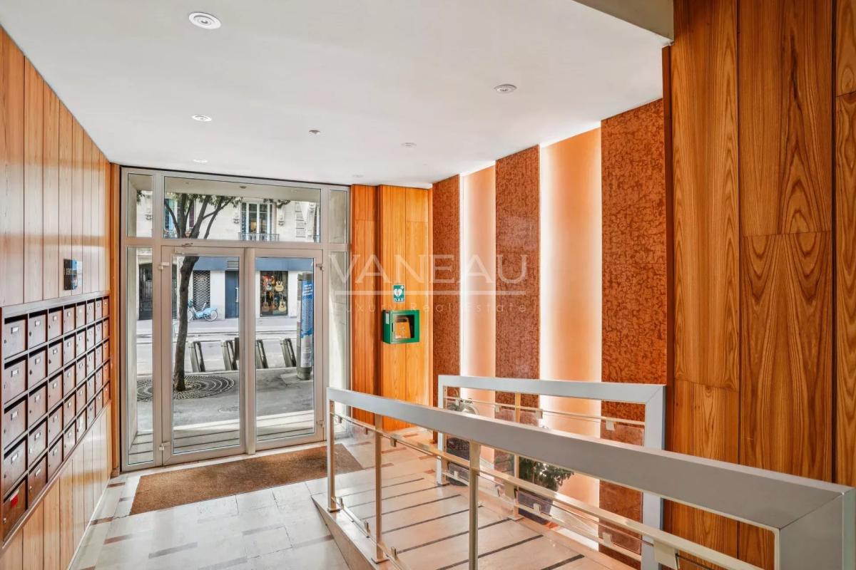 Paris IXe. Victor Massé - Appartement rénové avec balcon.