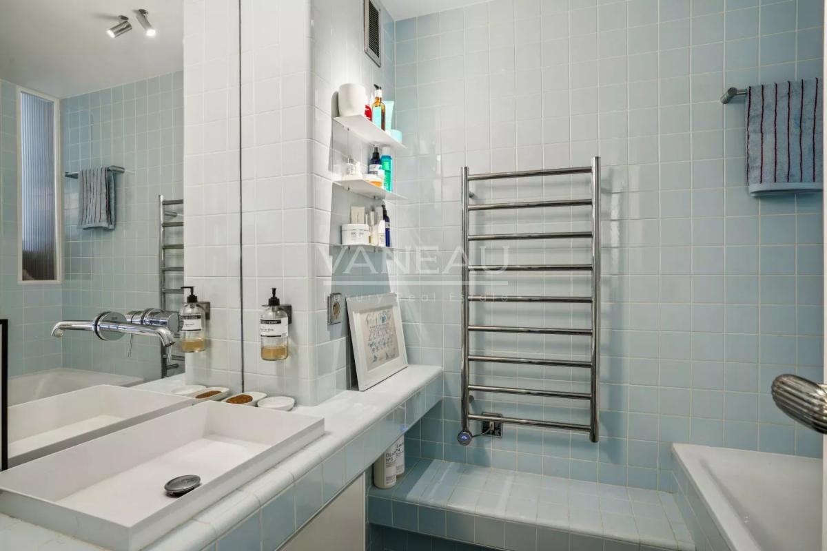 Paris IXe. Victor Massé - Appartement rénové avec balcon.