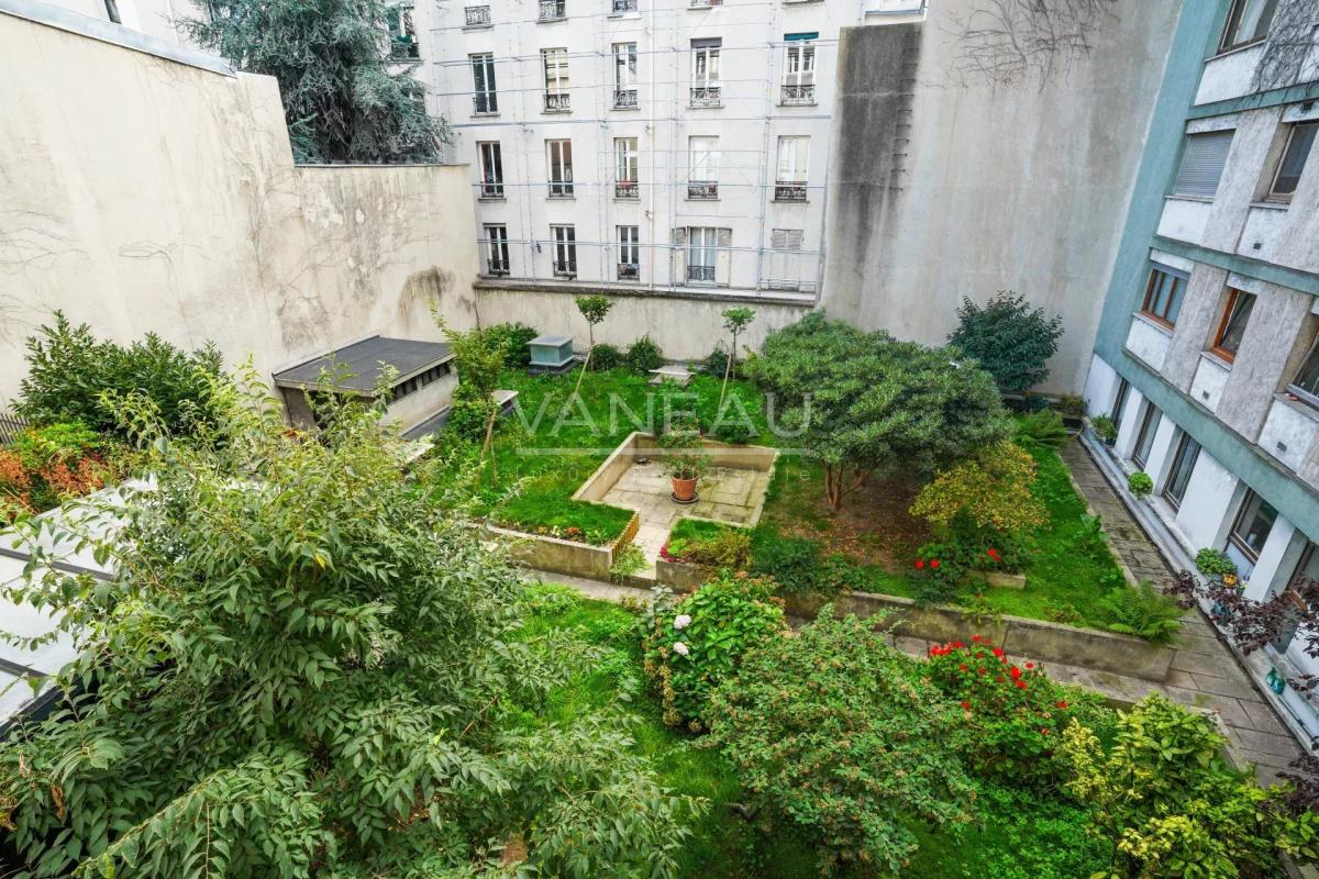 Paris IXe. Victor Massé - Appartement rénové avec balcon.
