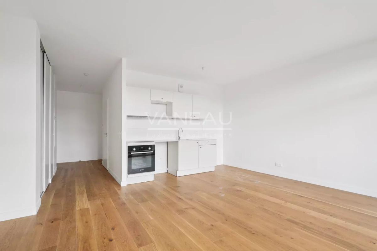Issy-les-Moulineaux - Appartement deux pièces rénové balcon vue 