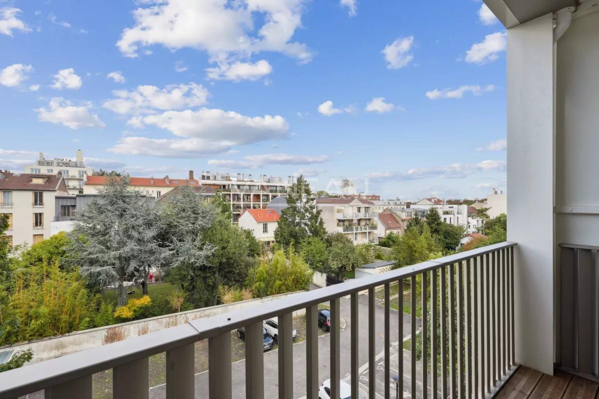 Issy-les-Moulineaux - Appartement deux pièces rénové balcon vue 