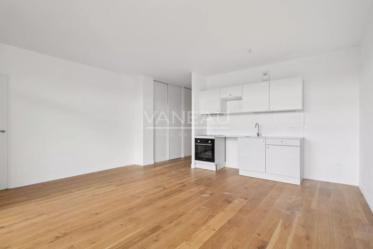 Issy-les-Moulineaux - Appartement deux pièces rénové balcon vue 