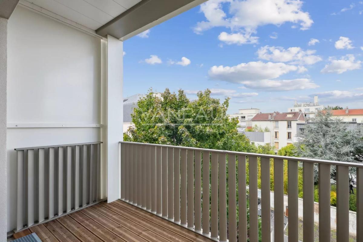 Issy-les-Moulineaux - Appartement deux pièces rénové balcon vue 