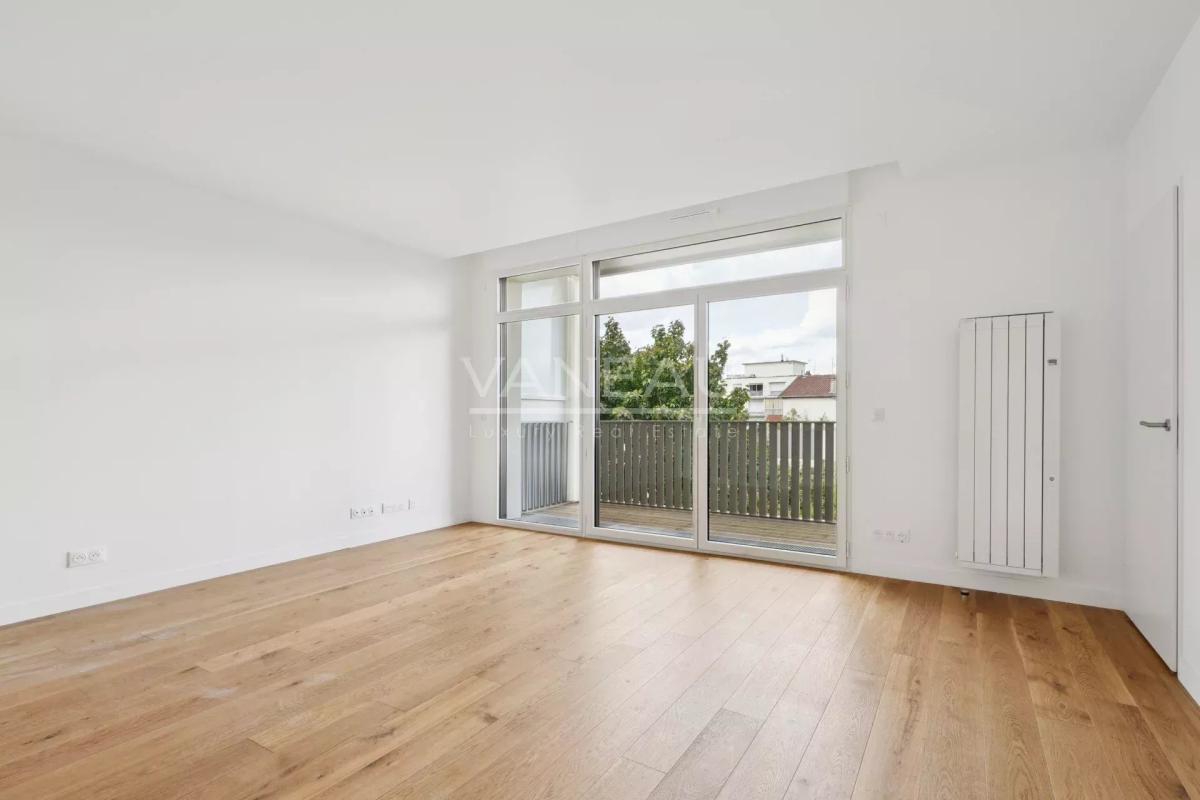 Issy-les-Moulineaux - Appartement deux pièces rénové balcon vue 