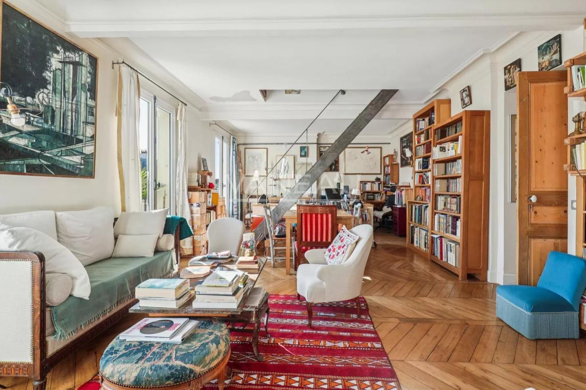 PARIS V - ETAGE ELEVE - BALCON