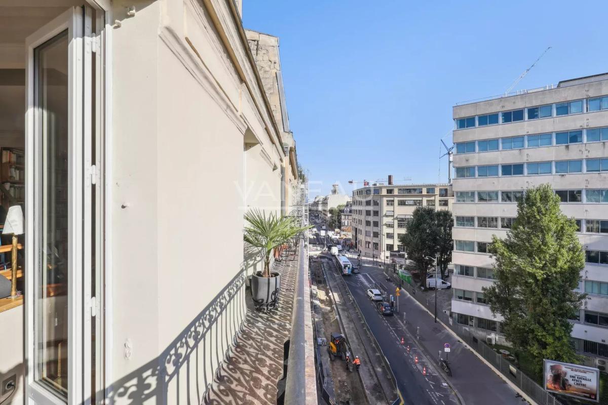 PARIS V - ETAGE ELEVE - BALCON