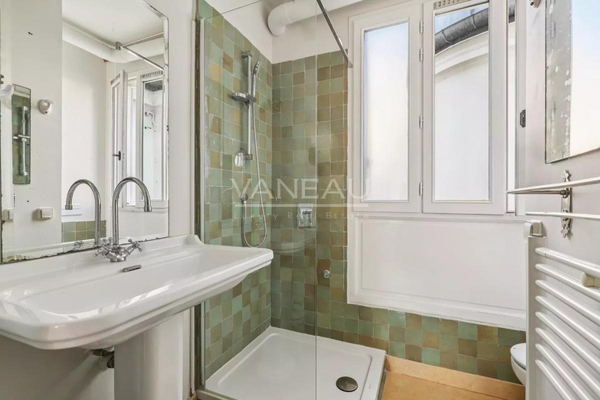 PARIS V - ETAGE ELEVE - BALCON