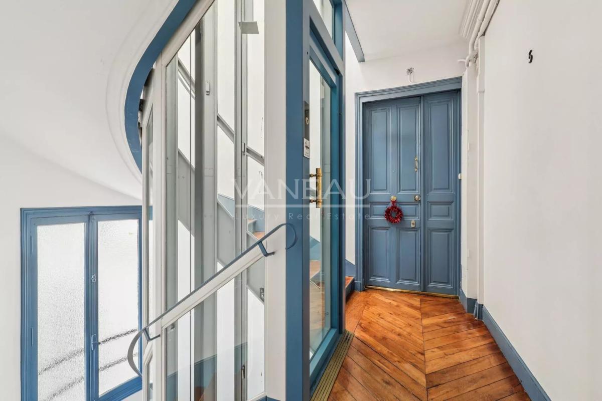 PARIS V - ETAGE ELEVE - BALCON