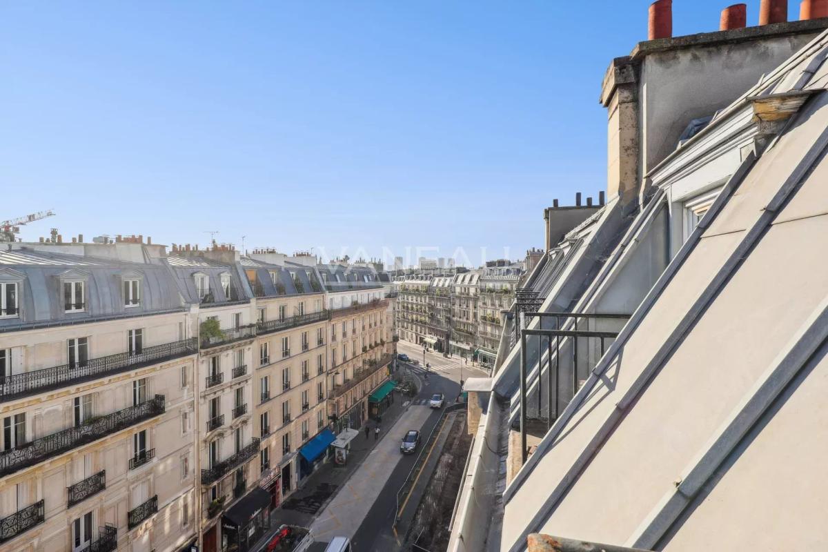 PARIS V - ETAGE ELEVE - BALCON