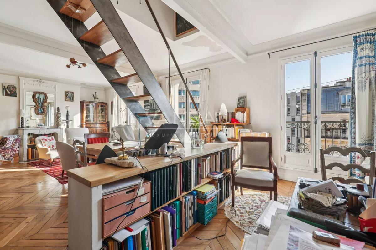 PARIS V - ETAGE ELEVE - BALCON