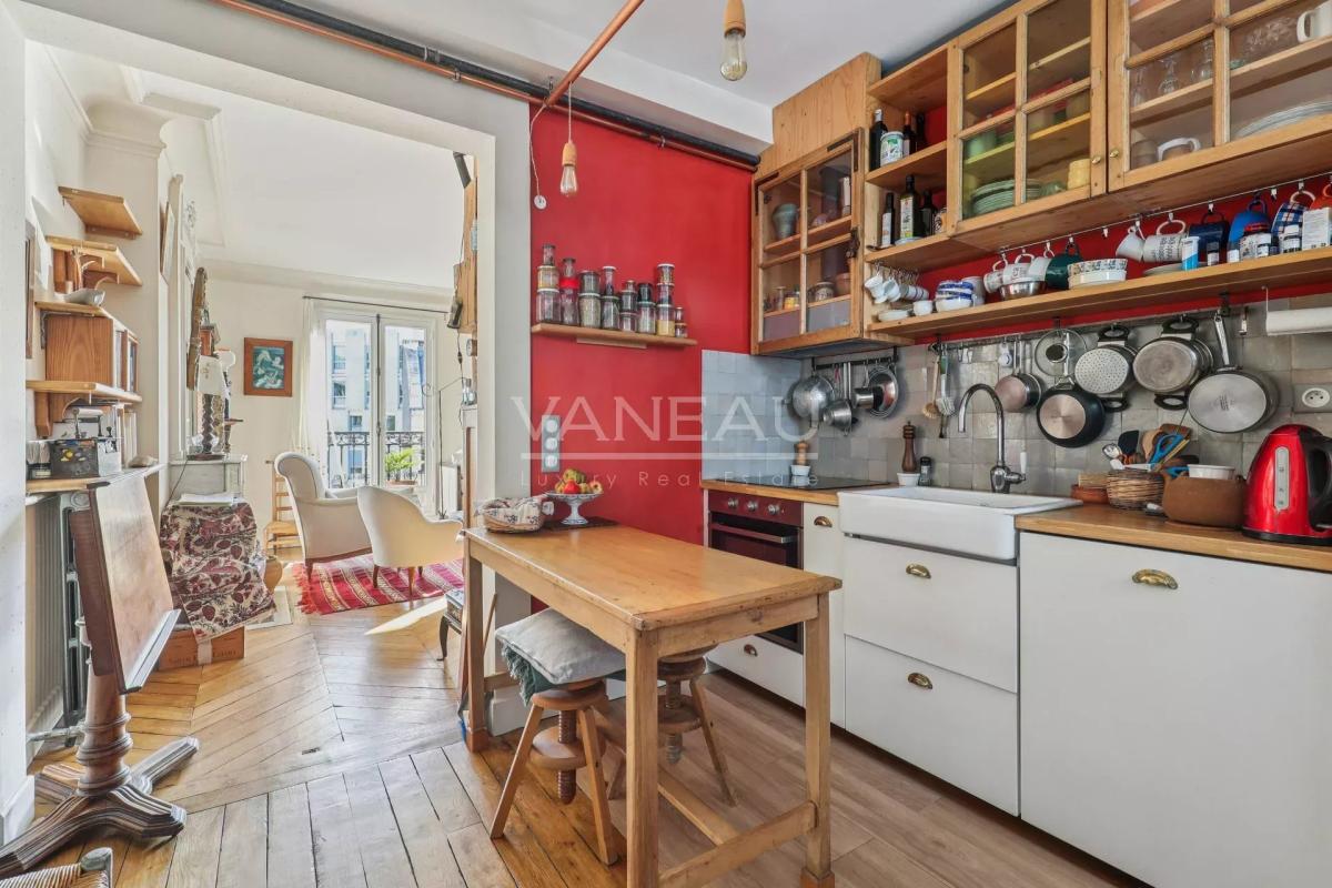 PARIS V - ETAGE ELEVE - BALCON