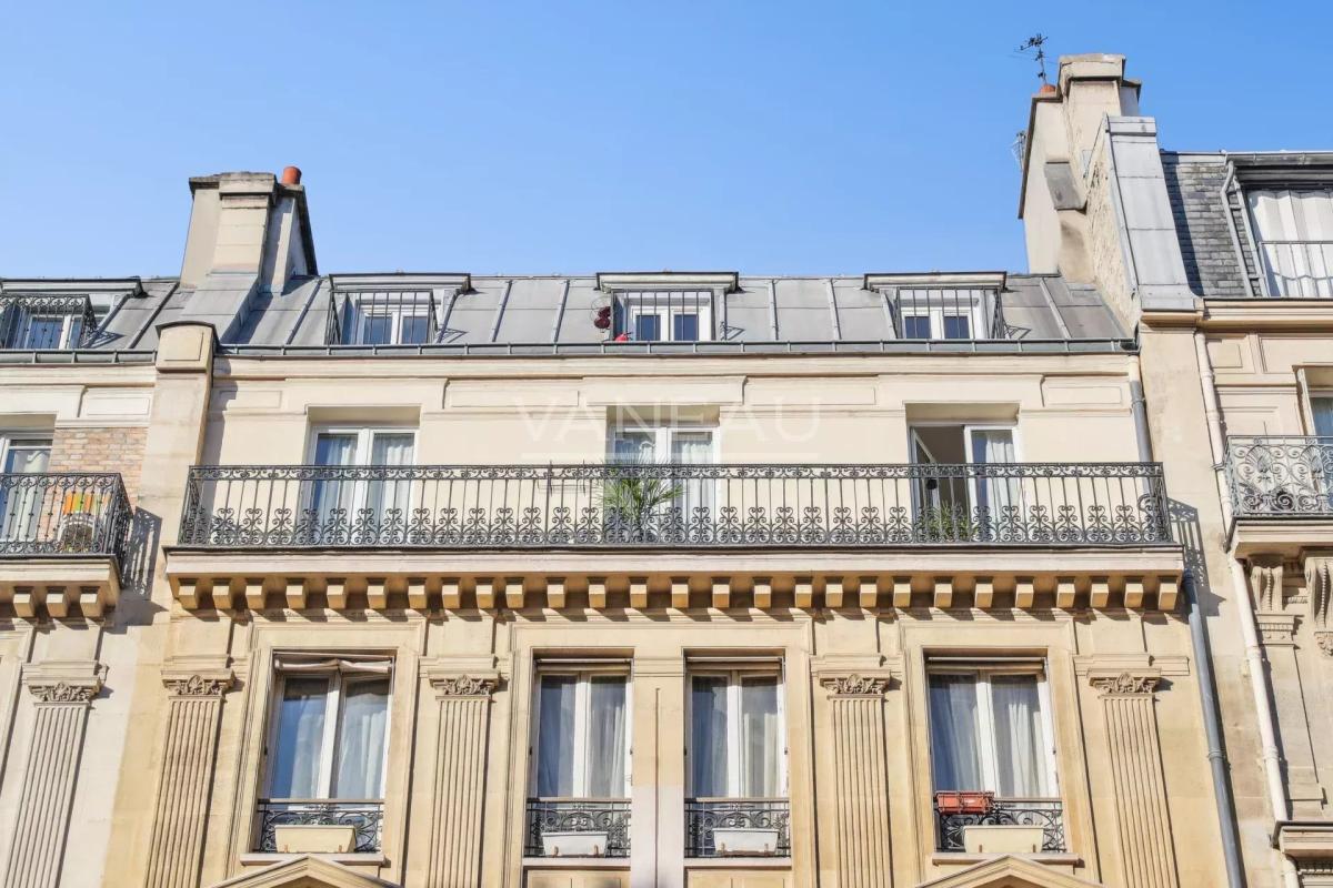 PARIS V - ETAGE ELEVE - BALCON