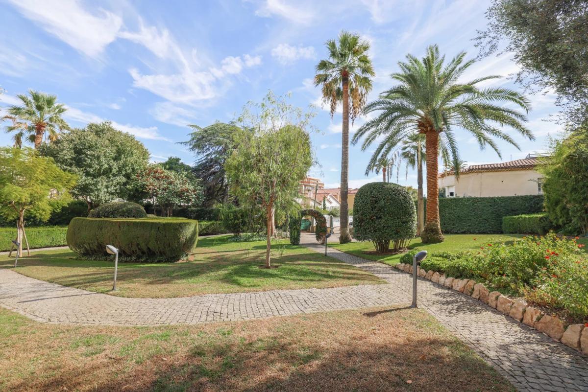Cannes Saint-Nicolas – Superbe duplex de 5 pièces au dernier éta