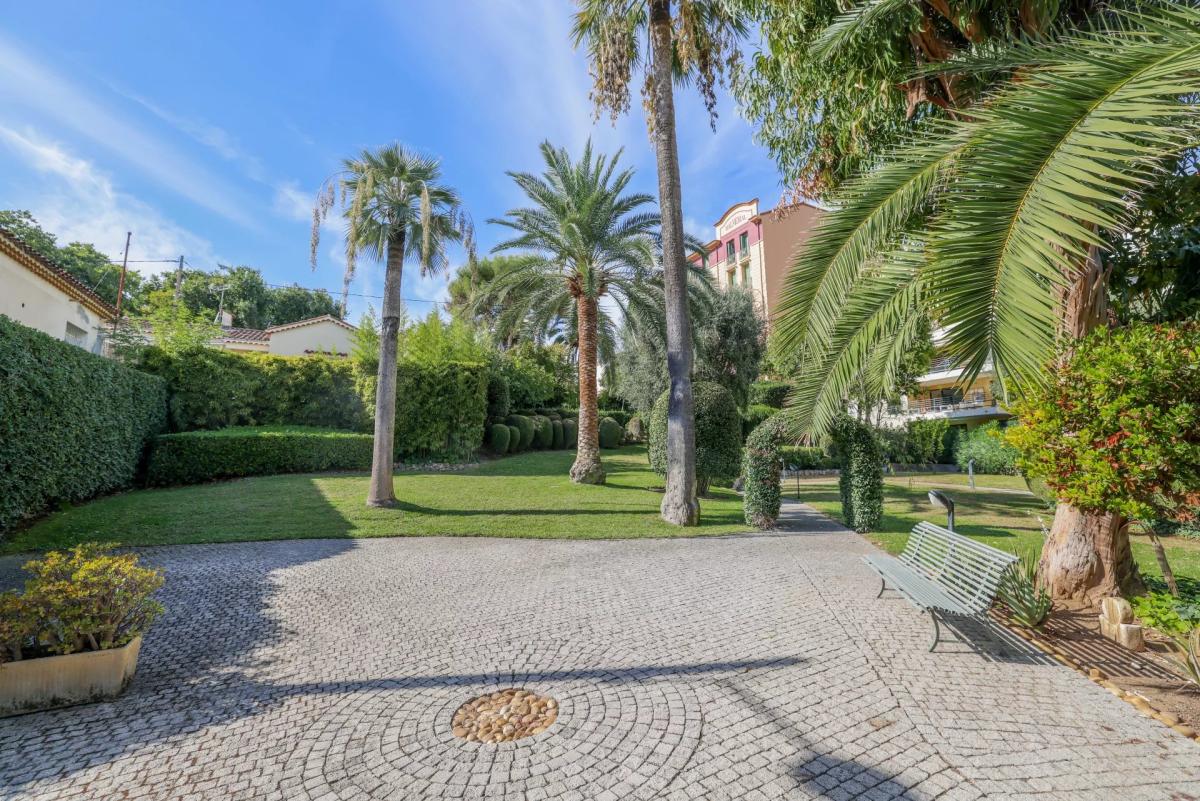 Cannes Saint-Nicolas – Superbe duplex de 5 pièces au dernier éta