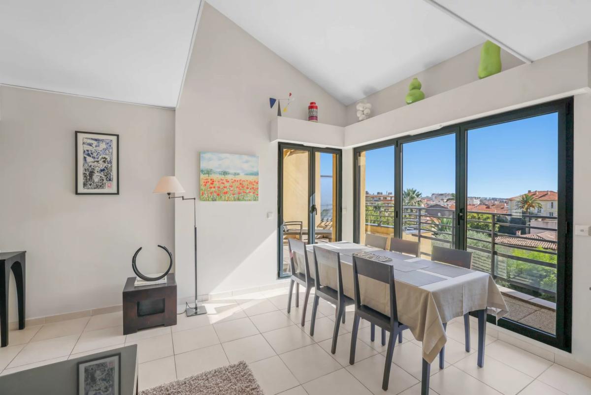 Cannes Saint-Nicolas – Superbe duplex de 5 pièces au dernier éta