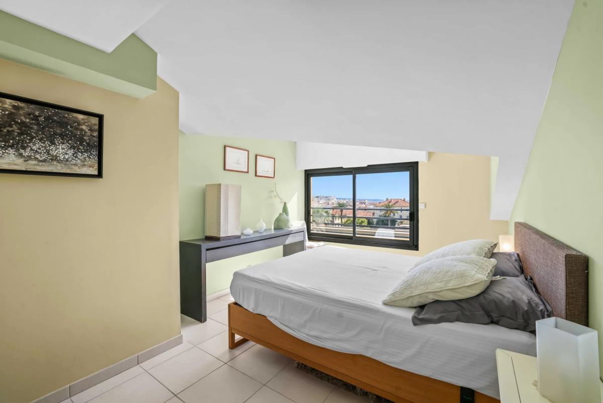 Cannes Saint-Nicolas – Superbe duplex de 5 pièces au dernier éta