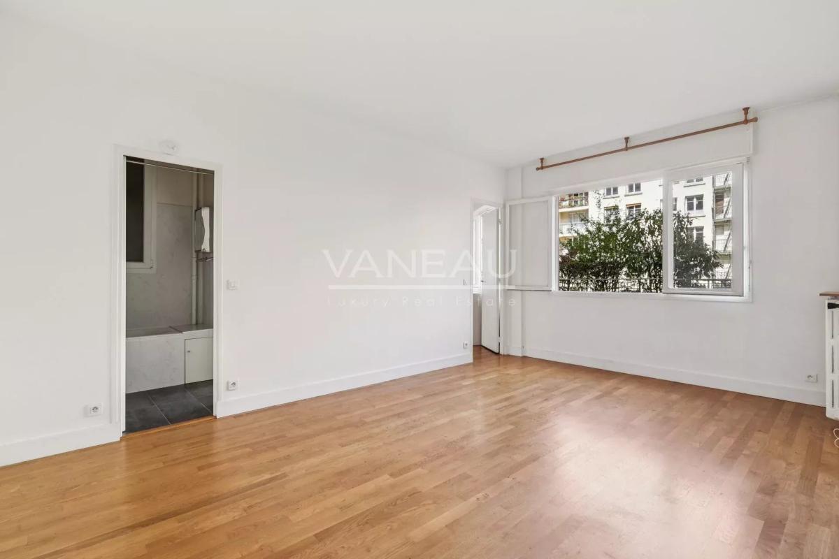 PARIS XV - Mairie : Appartement deux pièces avec vue dégagée