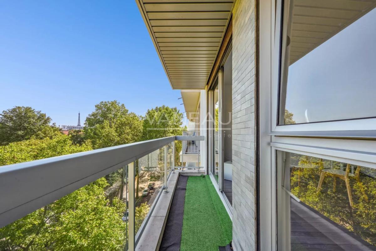 PARIS XVIème - Auteuil - Studio avec balcon