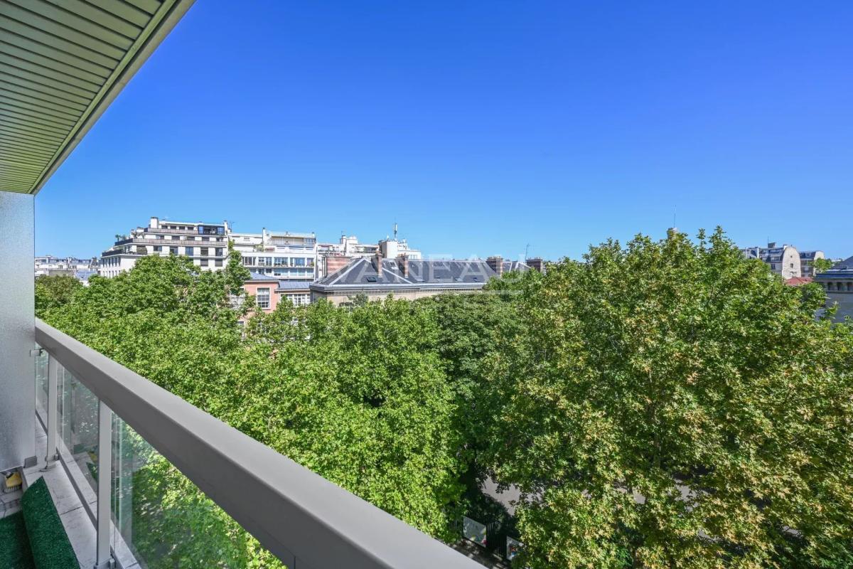 PARIS XVIème - Auteuil - Studio avec balcon