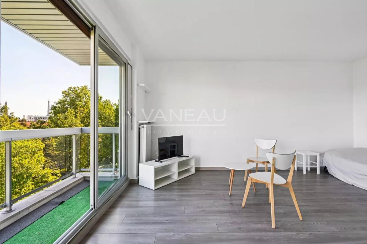 PARIS XVIème - Auteuil - Studio avec balcon