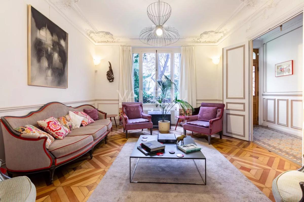 Paris XVe - DEMEURE FAMILIALE (291²m² Carrez - 370 m² au sol) et