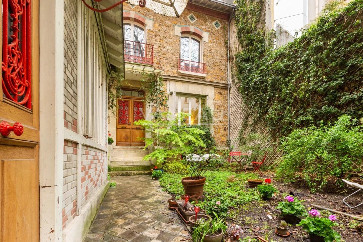 Paris XVe - DEMEURE FAMILIALE (291²m² Carrez - 370 m² au sol) et