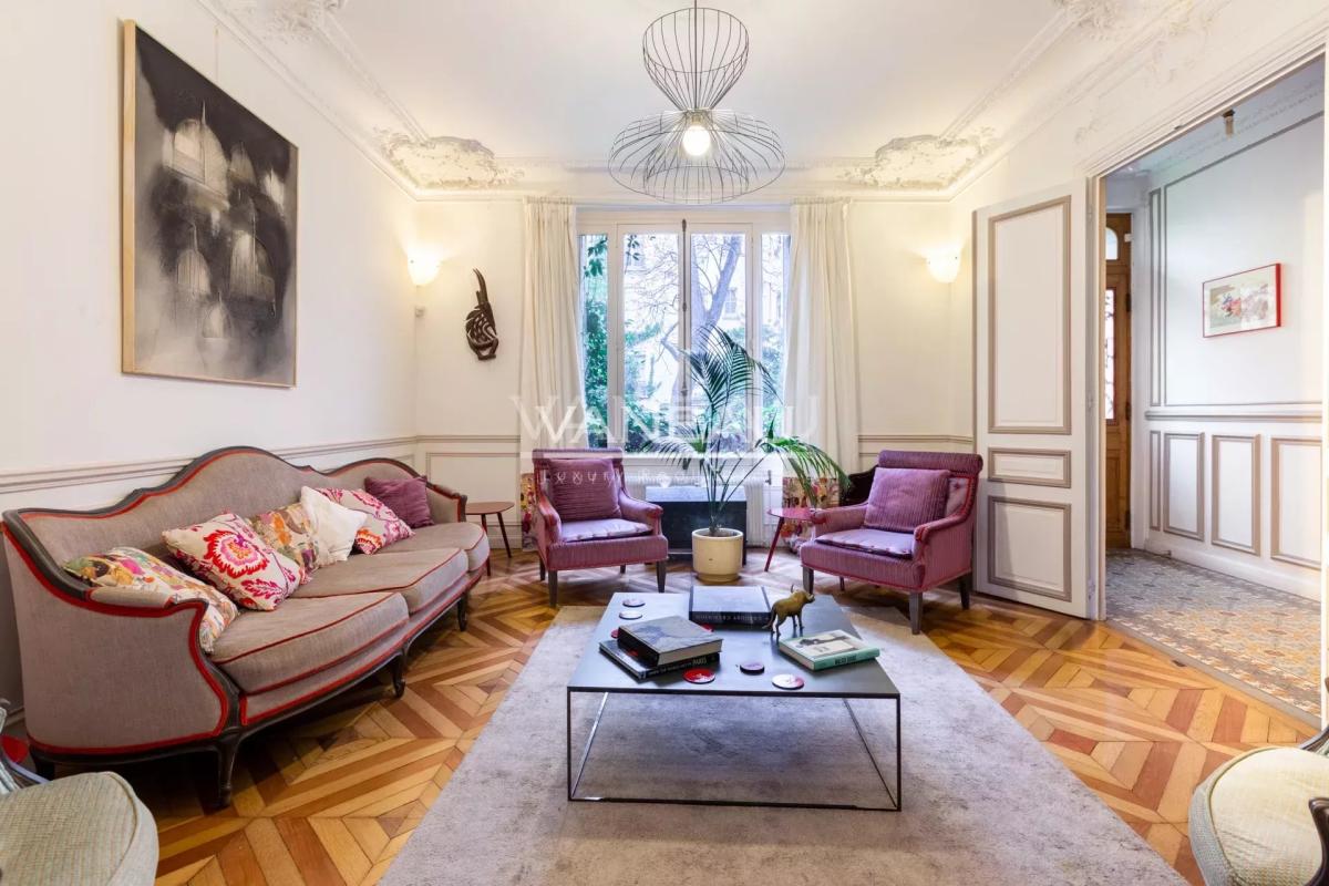 Paris XVe - DEMEURE FAMILIALE (291²m² Carrez - 370 m² au sol) et