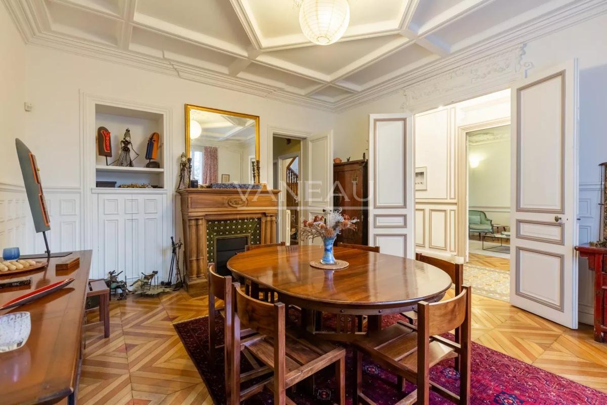 Paris XVe - DEMEURE FAMILIALE (291²m² Carrez - 370 m² au sol) et