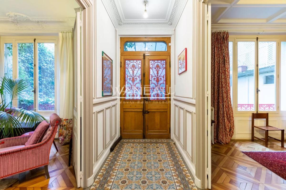 Paris XVe - DEMEURE FAMILIALE (291²m² Carrez - 370 m² au sol) et